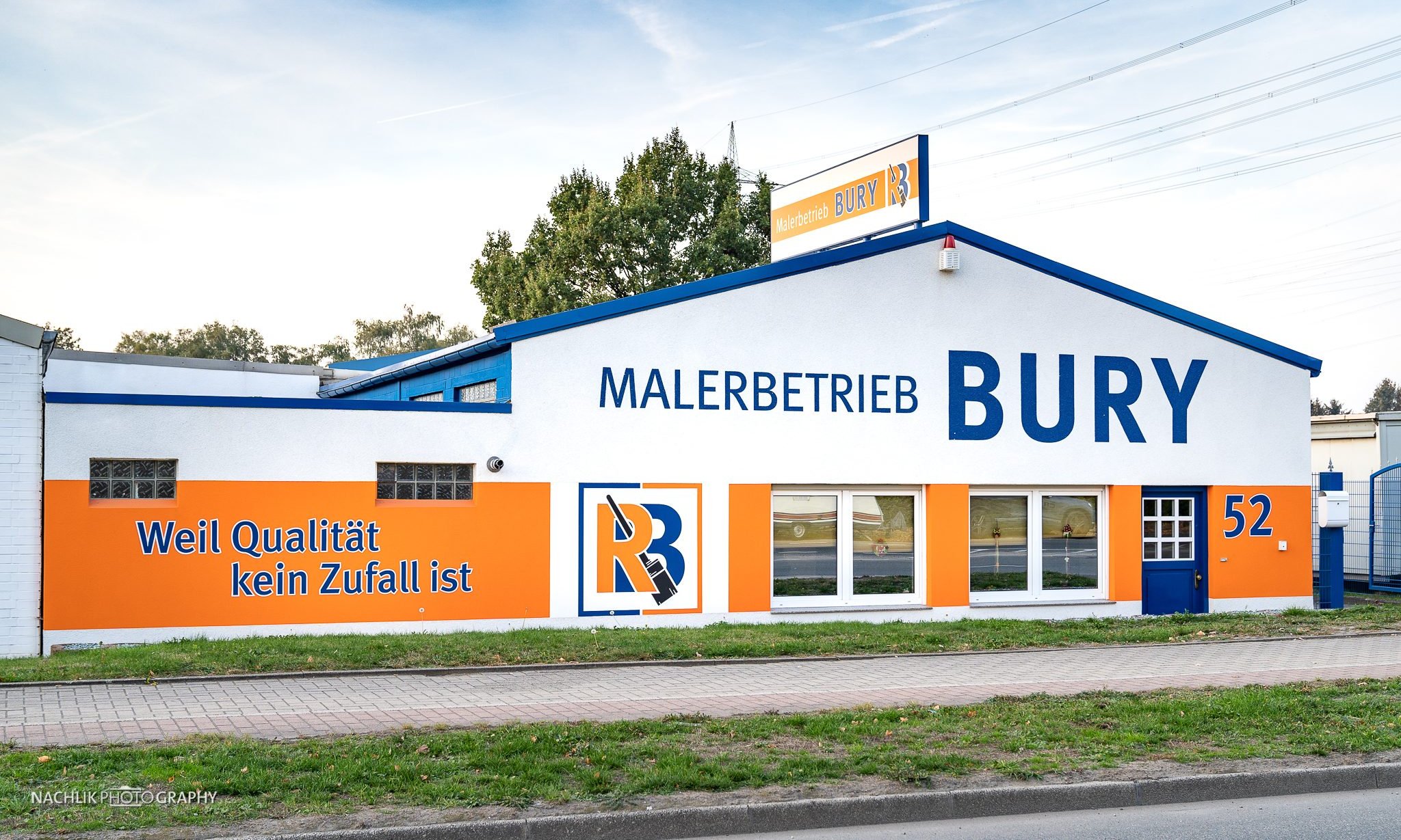 Betriebsgebäude Malerbetrieb Bury im Abendlicht